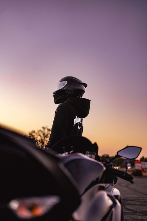 Motorcycle Rider Photography, Motorcycle Asthetic Picture, Motorcycle Pics Photo Ideas, Motorcycle Night Photography, Pictures With Motorcycles, Sunset Bike Ride Aesthetic, Motorcycle Photography Ideas, Foto In Moto, Sport Bike Photoshoot