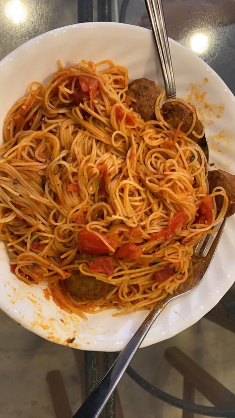 Spaghetti Aesthetic, Pasta Pictures, Dumbbell Back Workout, Sneakers Instagram, Beef Pasta Recipes, Food Captions, Foreign Food, Foodie Instagram, Lasagna Soup