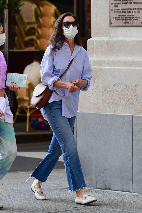 White Loafers Street Style, French Loafer Outfit, Classic Button Up Shirt Outfit, Button Down Women Outfit, Jeans And Loafers Women, Spring Loafers Outfit, Katie Holmes 2022, Jeans And Button Up Shirt Women, Button Down Shirt Outfit Women