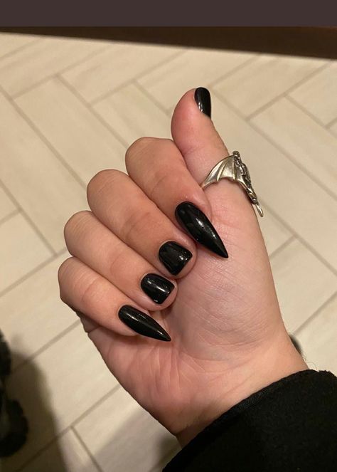 Masculine Acrylic Nails, Lesbian Nails Acrylic, Lesbian Acrylic Nails, Vampire Nails Aesthetic, Short Goth Nails, Goth Nails Acrylic, Goth Nail Designs, Around The Knee Tattoo, Lesbian Nails