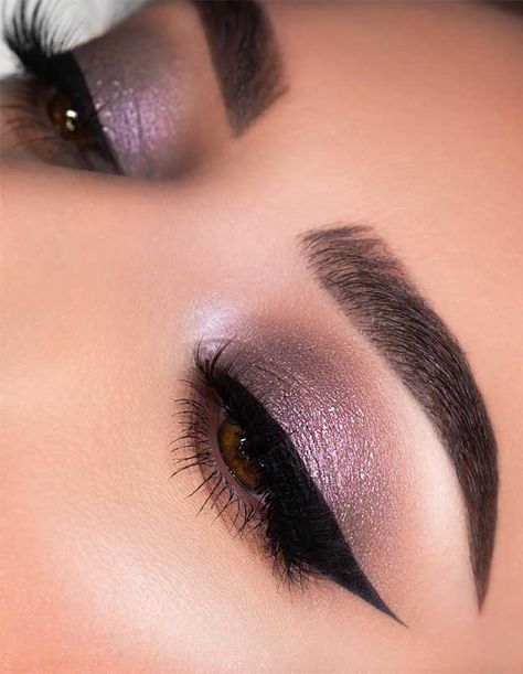 If you need inspiration for beautiful makeup for fall and winter? From natural and nude looks to bold lip colors and smoky eyes. Whether... Eyeliner Lashes, Purple Makeup Looks, Soft Eye Makeup, Eyebrows Makeup, Wedding Makeup For Brown Eyes, Purple Eye Makeup, Prom Makeup Looks, Makeup Nails Art, Makeup For Hazel Eyes