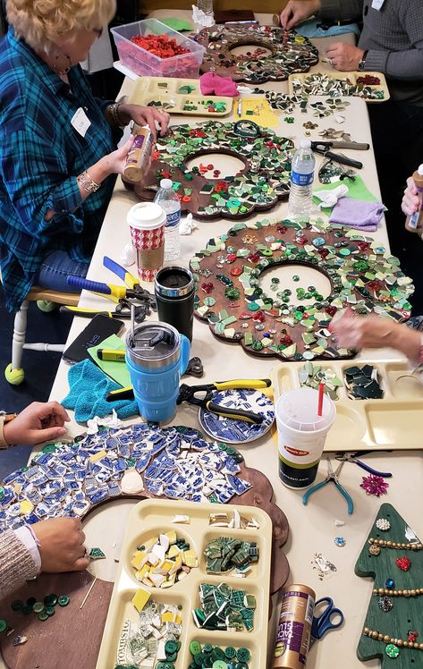 Craft Classes And Workshops, Mosaic Frames Ideas, Mosaic Wreaths, Creative Workshop Ideas, Mosaic Wreath, Mosaic Gifts, Mosaic Workshop, Glass On Glass Mosaic, Wreath Workshop