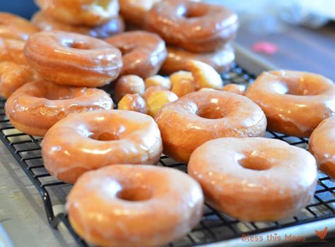 Donat Glaze, Easy Donut Recipe, Yeast Donuts, Easy Donuts, Homemade Donuts Recipe, Glazed Donuts, Homemade Donuts, Doughnut Recipe, Krispy Kreme