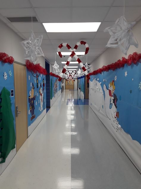 Hallway Christmas Decorations, School Hallway Christmas Decorations, Christmas Decorations Winter Wonderland, Safari Kids Crafts, Winter Wonderland Ideas, Decorate Hallway, School Hallway Decorations, Hallway Christmas, Christmas Desk Decorations