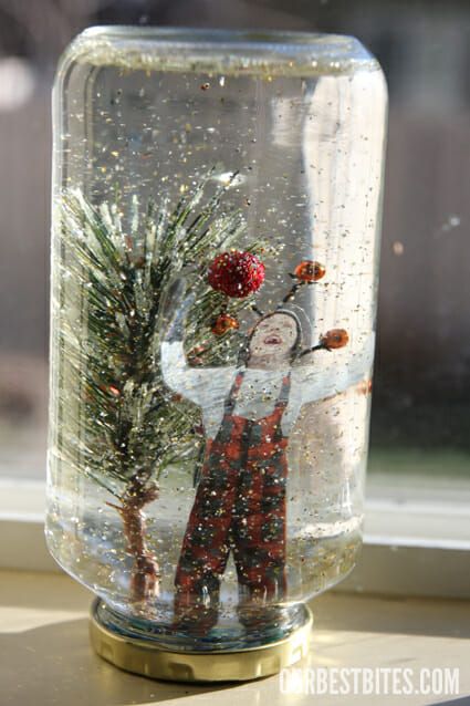 ขวดโหล Mason Jar, Homemade Snow Globes, Diy Snow Globe, Cool Ideas, Noel Christmas, Christmas Crafts For Kids, Winter Crafts, Snow Globe, Christmas Activities