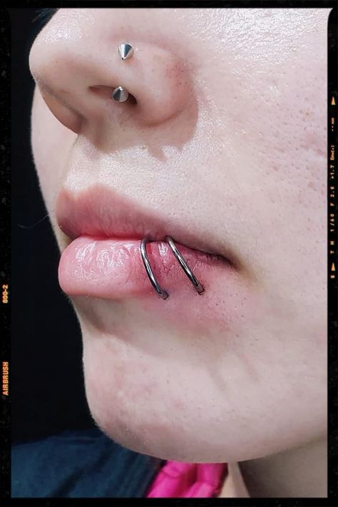 Spider Bites Piercing Idea Spider Piercing Lip, Spiderbite Piercings Lip, Spider Bites Pictures Piercing, Spider Bite Lip Piercing, Lip Piercing Spider Bite, Piercings Boca, Lip Piercing Ideas, Spider Piercing, Spider Bites Piercing