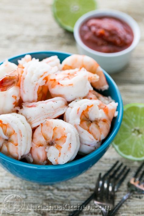 Quick and Easy Boiled Shrimp Recipe Boiled Shrimp, Shrimp Boil Recipe, Juicy Shrimp, Boiled Food, Shrimp Boil, Cocktail Sauce, Shrimp Dishes, Think Food, How To Cook Shrimp