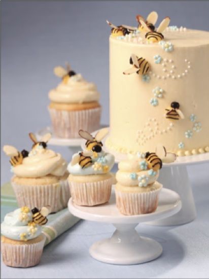 Honey Bee Cake Honey Bee Cake, Bee Cake, Buttercream Decorating, Bee Birthday Party, Bee Cakes, Bee Baby Shower Theme, Cake And Cupcakes, Bee Baby Shower, Baking Ideas