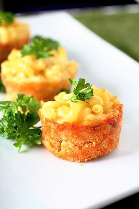 Mac N Cheese Cups, Party Food Easy Cheap, Mac And Cheese Pie, Baby Shower Appetizers, Shower Appetizers, Individual Appetizers, Nacho Bar, Appetizers For Kids, Wedding Appetizers