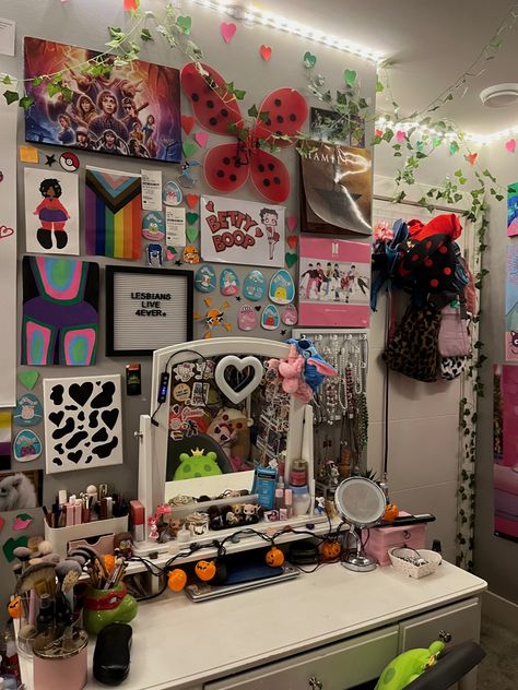 cute cluttered room Alt Room, 2020 Core, Scene Room, Ideas Habitaciones, Diy Room Decor For Teens, Room Hacks, Chill Room, Room Stuff, Anime Room