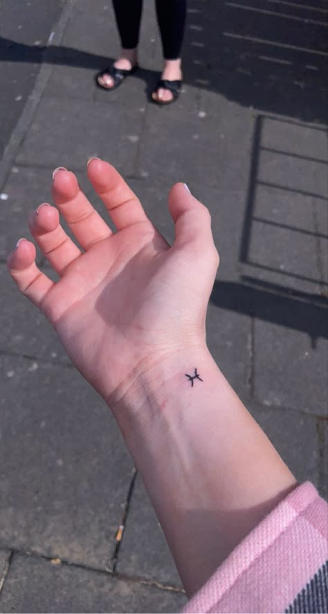 Mini Pisces Tattoo, Tattoo For Pisces, Small Pisces Tattoos, Pisces Sign Tattoo, Graduation Tattoo, Small Star Tattoo, Tattoos Pisces, Tattoo Pisces, Name Tattoo On Hand