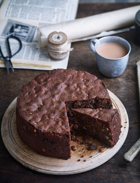 Our Italian chocolate Christmas cake recipe was inspired by the traditional dessert panforte. We've added chocolate to turn it into an indulgent fruitcake. Chocolate Christmas Cake, Christmas Cake Recipe, Italian Desserts Traditional, Italian Chocolate, Diy Easy Recipes, Dessert Aux Fruits, Xmas Cake, Chocolate Christmas, Christmas Cake Recipes