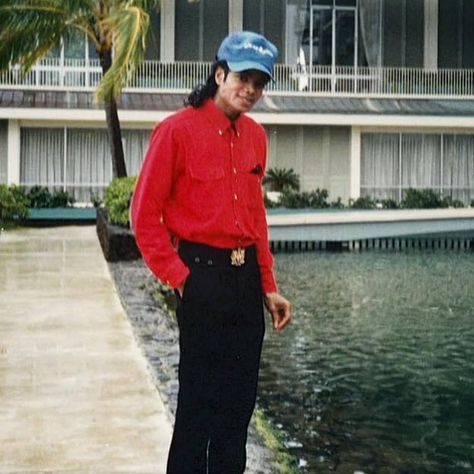 February, 1988: Michael photographed at the Kalaha Hilton Hotel in Hawaii where he made a special appearance at a Pepsi bottlers convention that took place at the Sheraton-Waikiki Hotel, a thirty story hotel located fifteen minutes away in the heart of crowded and touristy Waikiki Beach. He posed for pictures with fans, Michael Jackson 1988, Michael Jackson Bad Era, Michael Jackson Funny, Michael Jackson Wallpaper, Michael Jackson Rare, Photos Of Michael Jackson, Michael Jackson Smile, Michael Jackson Bad, Michael Jackson Pics