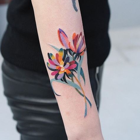 Zihee_tattoo (@zihee_tattoo) • Instagram photos and videos Zihee Tattoo, Women Rose Tattoo, Rose Tattoo Arm, 77 Tattoo, Best Flower Tattoos, Best Tattoos Ideas, Hairline Tattoos, Image Rose, Colored Tattoos