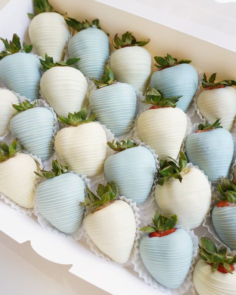 Two dozen blue and white chocolate-covered strawberries for a beautiful baby shower! 💙🤍 Velvet Vines YVR offers unbeatable prices for custom chocolate-covered strawberries in Vancouver ✨DM to order. . . . #vancouver #vancouvereats #vancouvertreats #yvreats #vancouverfoodie #vancityfoodie #chocolatecoveredstrawberries #yvrstrawberries #yvrsweets #giftideas #vancouvergifts #dippedstrawberries #dippedfruit #chocoberries Baptism Chocolate Covered Strawberries, Baby Boy Dessert Table, Winter Chocolate Covered Strawberries, Blue And White Desserts, Gender Reveal Chocolate Strawberries, Baby Shower Snack Food Ideas, Baby Shower Dessert Table Boy, Baby Shower Chocolate Covered Strawberry, Boy Baby Shower Dessert Table