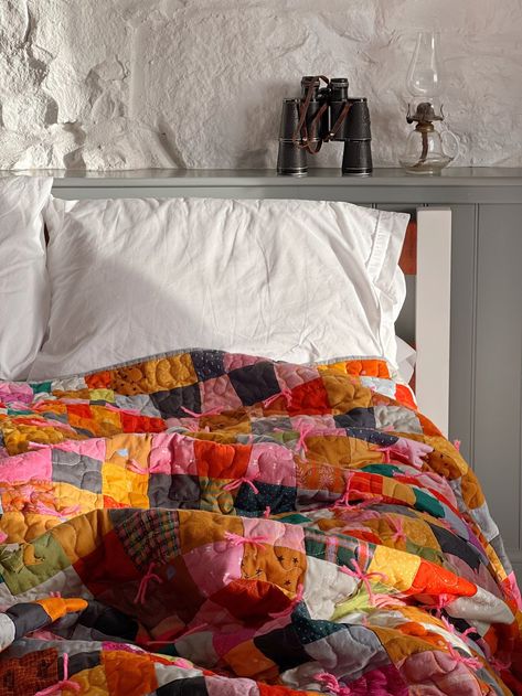 Omega Quilt, Quilt On Bed Aesthetic, Bed Quilt, Quilt Color Schemes, Overstuffed Armchair, Scandinavian Quilts, Improv Quilting, Colorful Quilts, Textile Fiber Art