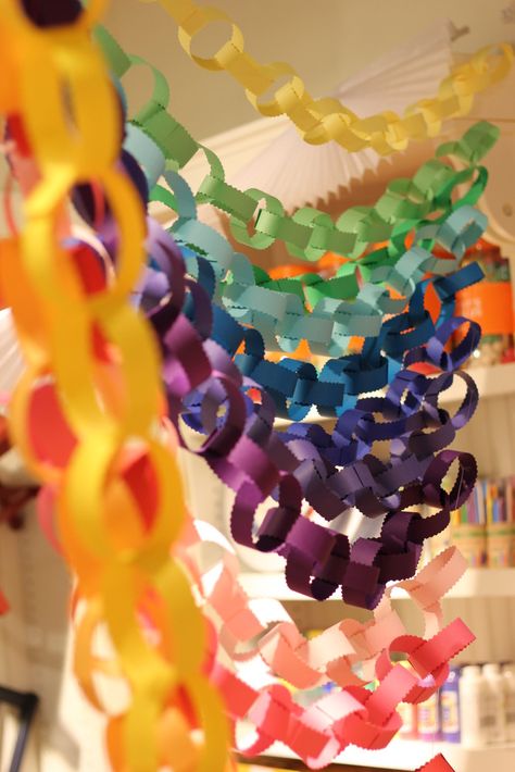 Paper Chain Garland, Colorful Christmas Decorations, Holi Party, Classic Paper, Paper Chain, Ramadan Crafts, Christmas Decoration Ideas, Eid Decoration, Paper Chains