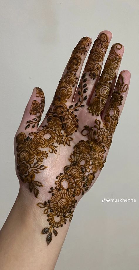 Aesthetic Palm Henna Designs, Mehendi Designs For Hands Inside, Inside Mehndi Designs, Mehndi Aesthetic Front Hand, Aesthetic Front Hand Mehndi Design, Aesthetic Front Hand Mehndi, Aesthetic Mehandi Design Front Side, Inside Hand Mehndi Designs, Front Hand Mehendi Aesthetics