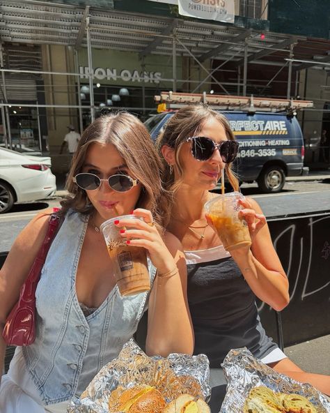 Nyc Cafe Photoshoot, Nyc Photo Poses, Nyc Selfie Ideas, Nyc Picture Ideas Friends, Nyc Coffee Shop Aesthetic, Coffee Shop Instagram Pictures, Coffee Shop Pictures Instagram, Coffee With Bestie, Coffee Shop Pose