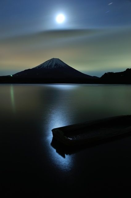 Moonlight on Mt Fuji Japan Cer Nocturn, Monte Fuji, Mont Fuji, Yamanashi, Shoot The Moon, Mt Fuji, Sun Moon Stars, Beautiful Moon, Mount Fuji