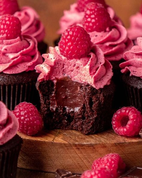 Fair Desserts, Cafe Cupcakes, Christmas Pastry, Bloom Bakery, Chocolate Raspberry Cupcakes, Chocolate Cupcakes Filled, Boozy Cupcakes, Sweets Ideas, Valentines Recipes Desserts