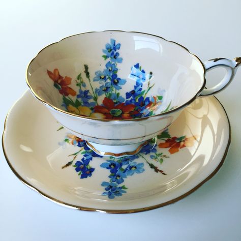 Paragon tea cup Paragon Tea Cup, Pretty Dishes, Pretty Tea Cups, Antique Tea Cups, Vintage Teacups, Teapots And Cups, Antique Tea, China Tea Cups, China Cups