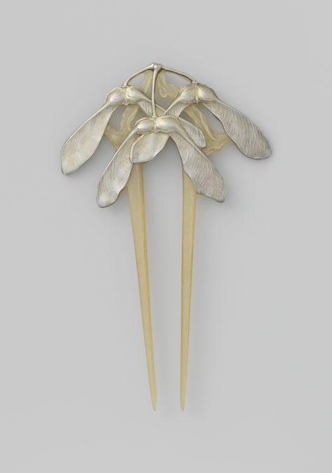 Gaillard hairpin in the Riksmuseum. The horn is flawless and the maple-seed pods are silver. It is dated c. 1902-1906. This might indicate that Gaillard changed materials for his decoration after the comb currently on auction was made. The museum description: “Hair comb made of horn and silver in Art Nouveau style. Decorated with silver gilt maple seeds.” Antique Hair Combs, Silver Hair Comb, Bijoux Art Nouveau, Vintage Hair Combs, Hair Adornments, Art Nouveau Jewelry, Deco Jewelry, Metal Flowers, Hair Ornaments