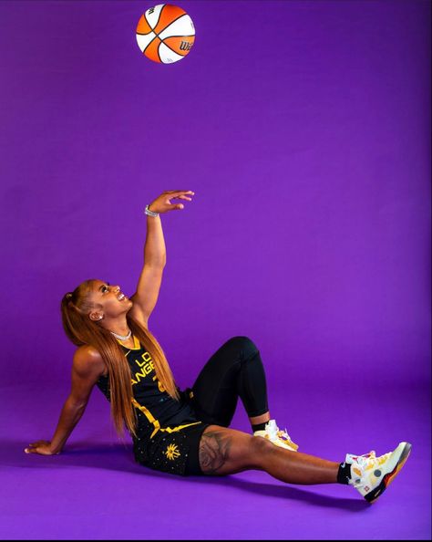 Cute Basketball Poses, Cool Basketball Poses, Basketball Birthday Photoshoot Ideas, Media Basketball Poses, Basketball Pictures Ideas, Basketball Theme Photoshoot, Basketball Poses For Pictures Women, Basketball Photoshoot Poses, Basketball Pose Ideas