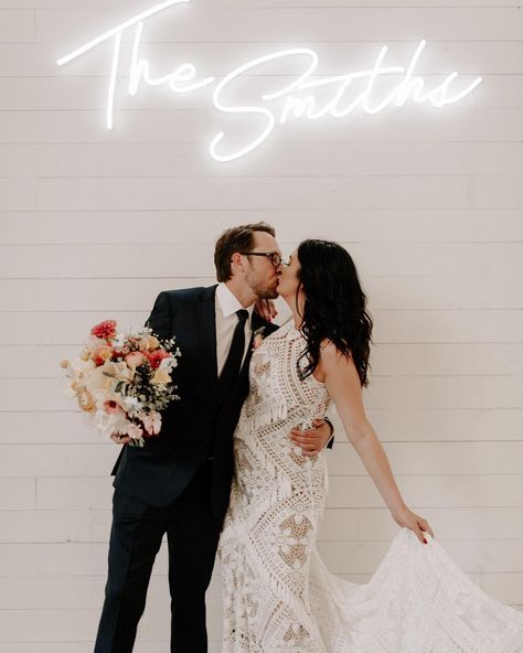 PEYTON RAINEY BYFORD on Instagram: “Mr. + Mrs. Smith — their epic #smithchella wedding FTW . Neon sign, macrame everywhere, @randyrogersband , popsicles, colorful florals +…” Mr Mrs Smith, Mrs Smith, Neon Sign Bedroom, Wedding Neon Sign, Mr And Mrs Wedding, Marquee Wedding, Neon Wedding, Etsy Wedding, Vegas Strip