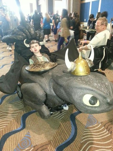 little boy cosplays as Hiccup the Viking with his wheelchair outfitted as Toothless ~ pretty awesome! #HTTYD DreamWorks How to Train Your Dragon | via imgur Wheelchair Cosplay, Wheelchair Costumes, Dragon Cosplay, Woman Costume, Cat Woman, Epic Cosplay, Creative Costumes, Cosplay Tutorial, Disney Cosplay