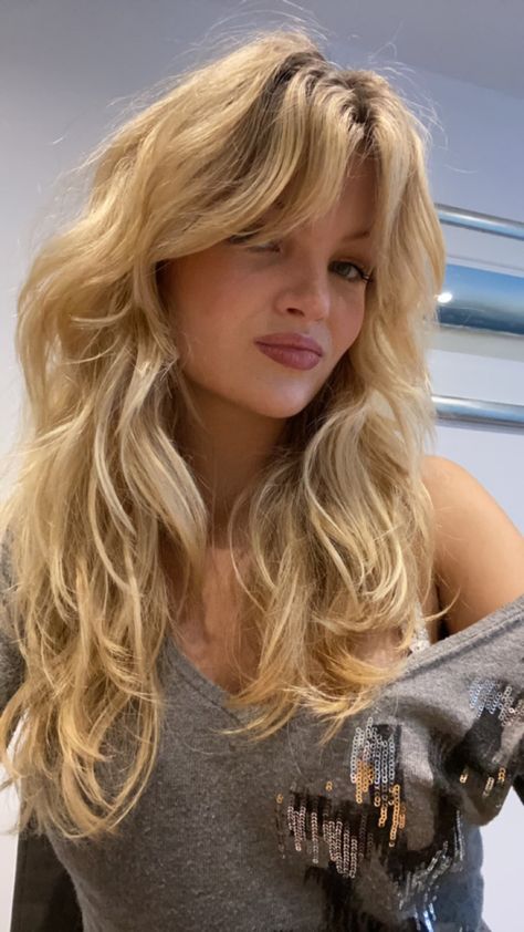 Wavy Long Wolf Cut, Italian Shag Haircut, Long Blonde Wavy Hair With Bangs, Stevie Nicks Hair 70s, Layered Blonde Hair With Bangs, Platinum Blonde Hair Bangs, Rock Chic Hairstyles, 80s Shag Hairstyles, Long Blonde Shag