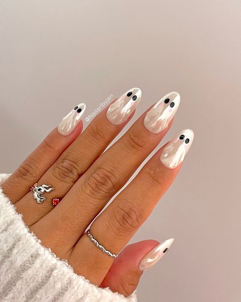 Very classy, very demure Halloween nails ✨👻✨ by @nailartbyjen ⁠ Follow her for more nail inspo 💕😍 and show your love in the comment👇 Glazed Ghost Nails, Chrome Ghost Nails, Ghost Nails Black, White Ghost Nails, Hallow Nails, Ghost Nails Halloween, Ghost Nail Designs, White Halloween Nails, Cute Ghost Nails