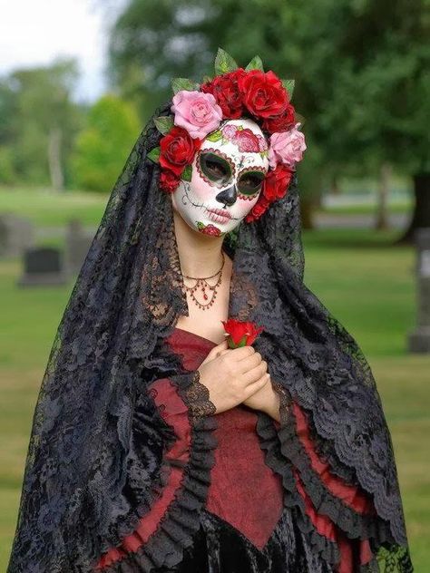 Day Of The Dead Mask, Sugar Skull Costume, Day Of The Dead Party, Dead Makeup, Den Mrtvých, Day Of Dead, Day Of The Dead Art, Sugar Skull Makeup, Halloween Tattoo