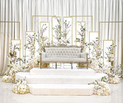 Pelamin Rumah, Wedding Set Up Ideas, Dekor Nikahan, Dekor Akad, Pelamin Cantik, Pelamin Nikah, Art Deco Wedding Cake, Engagement Stage Decoration, Nikah Decor