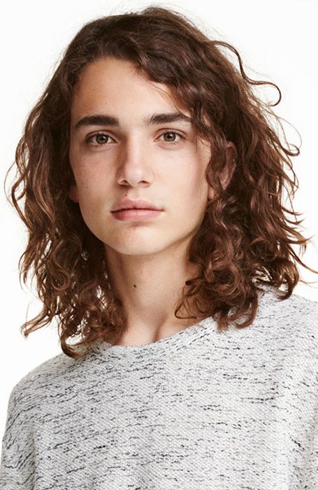 Men's Hairstyles Curly shoulder length hair. Photo: H&M. #menshairstyles #menshair #curlyhair Shoulder Length Side Part, Shoulder Length Hair Men, Long Curly Hair Men, Mens Hairstyles Curly, Men's Curly Hairstyles, Shoulder Length Curly Hair, Mens Hairstyles Medium, Short Shag, Men's Long Hairstyles