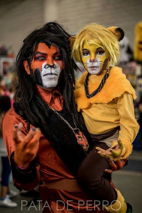 Scar and Simba from the lion king Cosplayer: Jessvlad Photographer: El Pata de Perro Oax. Scar Cosplay Lion King, Diy Lion King Costumes, Scar Lion King Costume, Lion King Costumes Diy, Lion King Halloween Costume, Scar And Simba, Scar Halloween Costume, Lion King Costumes, Lion Cosplay