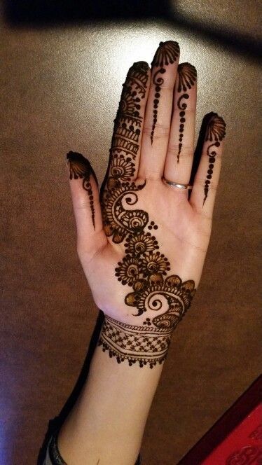 Simple Medhni Design, Simple Mehendi Palm Design, Medhni Design Simple, Simple Mehndi Designs In Front Hand, Arabic Mehendi Designs Front Hand Simple, Simple Mehendi Arabic, Mandhi Design Front Hand, Cute Mehndi Designs Front Hand, Palm Mehndi Simple