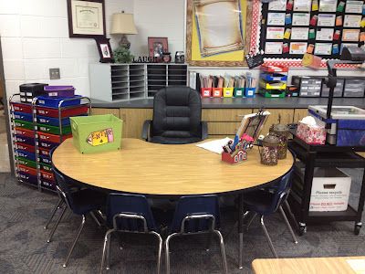 Behind Teacher Desk Decor, Organised Classroom, Kidney Table, Kindergarten Organization, Organized Teacher, Teacher's Desk, Classroom Arrangement, Super Organized, Teaching Organization