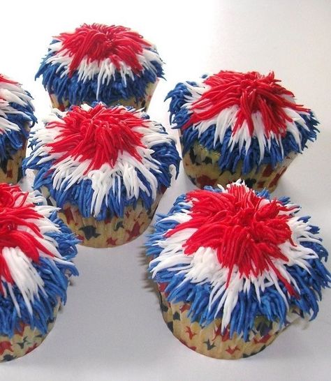 Patriotic Cupcakes | Memorial Day | Picnic Ideas | Red White Blue | Summer Desserts | Picnic Food | Cupcake Recipes | American Fun Food Ideas Firecracker Cupcakes, Patriotic Cupcakes, 4th Of July Food, 4th Of July Cake, Patriotic Food, Creative Party Ideas, Blue Cupcakes, Holiday Cupcakes, White Cupcakes