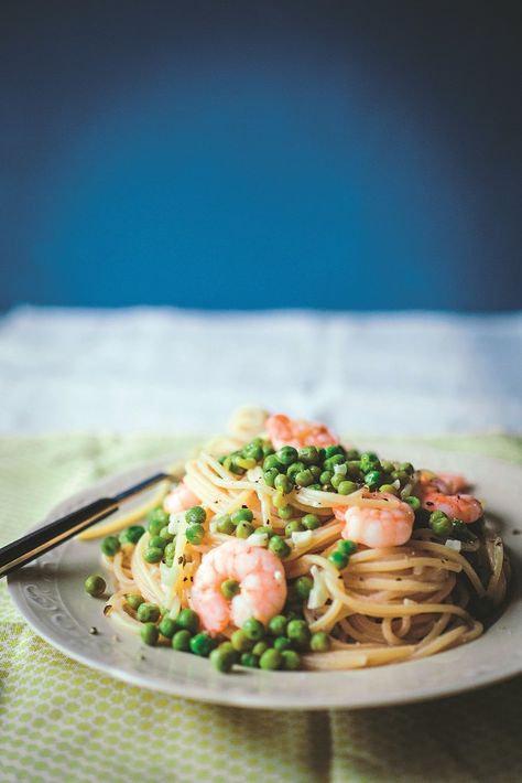 Pea Spaghetti, Spaghetti Photography, Ham Spaghetti, Peas Pasta, Prawn Pasta, Garden Peas, Garlic Prawns, Garden Magazine, Pasta Spaghetti