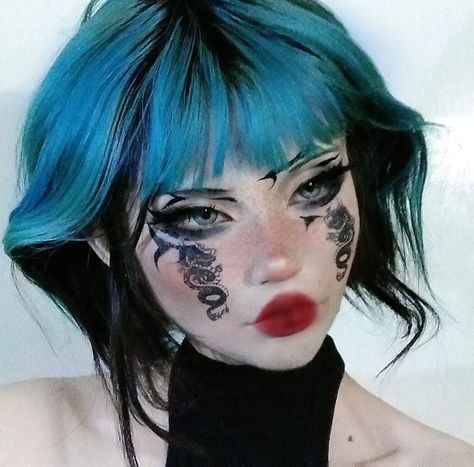 Duo Tone Hair, Dyed Roots On Black Hair, Halloween Short Hair, Short Bleached Hair, Kunstjournal Inspiration, Bentuk Alis, Drag Make-up, Edgy Makeup, Hair Reference