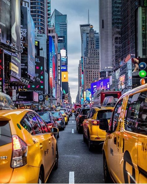 Rush hour New York city. Follow ✔@beautyofunitedstates for the best daily travel content 📷 Picture b Usa Culture, Manhattan Times Square, New York Taxi, New York City Aesthetic, New York Photography, New York Pictures, Manhattan Nyc, New York Photos, Midtown Manhattan