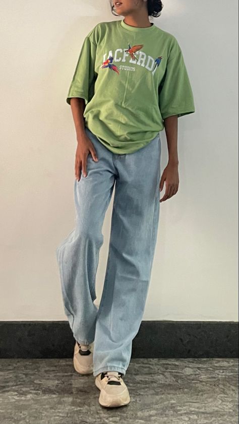 Over Sized Tshirt Aesthetic, Green T Shirt Outfit Aesthetic, Light Green Tshirt Outfit Woman, Olive Tshirt Outfits, Cargo And Oversized Shirt, Overzied Tshirt Outfit, Green Shirt Outfit Aesthetic, Oversized Tshirt Ideas, Green Shirt And Jeans Outfit