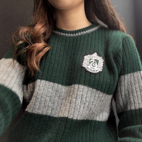 Slytherin Uniform Female, Slytherin Aesthetic Outfit, Quidditch Slytherin, Slytherin Uniform, Slytherin Clothes, Slytherin Outfit, Slytherin Fashion, Hogwarts Uniform, Hogwarts Outfits