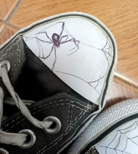 Spiderman Converse Drawing, Spider Converse, Converse Doodles, Spiderman Converse, Cool Shoes For Men, Converse Drawing, Diy Converse, Doodle Shoes, Spiderman Car