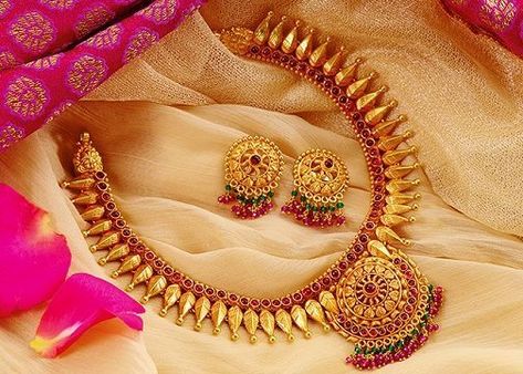 15 Modern Gold Necklace Designs in 30 Grams #GoldJewellerySouthindian #GoldJewelleryBling Modern Gold Necklace Designs, Modern Gold Necklace, Elegant Gold Necklace, Antique Gold Jewelry Indian, Rings Ideas, Gold Necklace Indian, Handmade Gold Jewellery, Gold Necklace Indian Bridal Jewelry, Long Pearl Necklaces