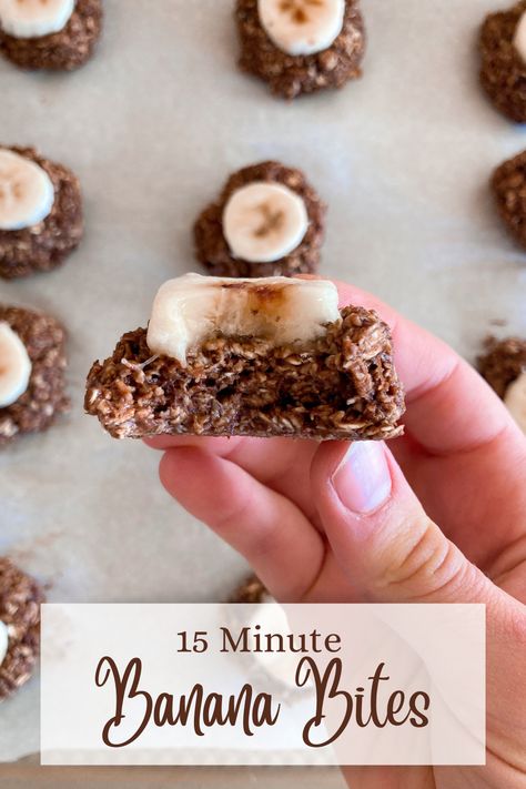 These banana bites come together in only 15 minutes, but they will provide you with energy for your whole day! This recipe uses only four ingredients: oats, bananas, protein powder, and cocoa powder. You won't believe how yummy these allergy-friendly snacks are! Blueberry Cinnamon Rolls, Wholesome Snacks, Banana Bites, Banana Chocolate Chip Muffins, Quick Oats, Gluten Free Oats, Breakfast On The Go, Homemade Granola, Fruit Snacks