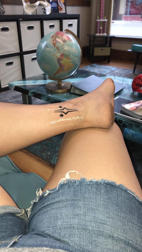 Small Ahsoka Tattoo, Ahsoka Tano Tattoo Simple, Star Wars Henna Designs, Female Star Wars Tattoo, Fulcrum Tattoo Star Wars, Little Star Wars Tattoos, Ashoka Star Wars Tattoo, Aesthetic Star Wars Tattoo, Star Wars Tattoo Aesthetic