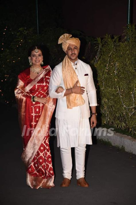 Inside Dia Mirza and Vaibhav Rekhi wedding Dia Mirza, Banarsi Saree, Wedding Inside, Dresses Indian, Designer Dresses Indian, Watch Videos, Walking Down The Aisle, Tie The Knots, Got Married