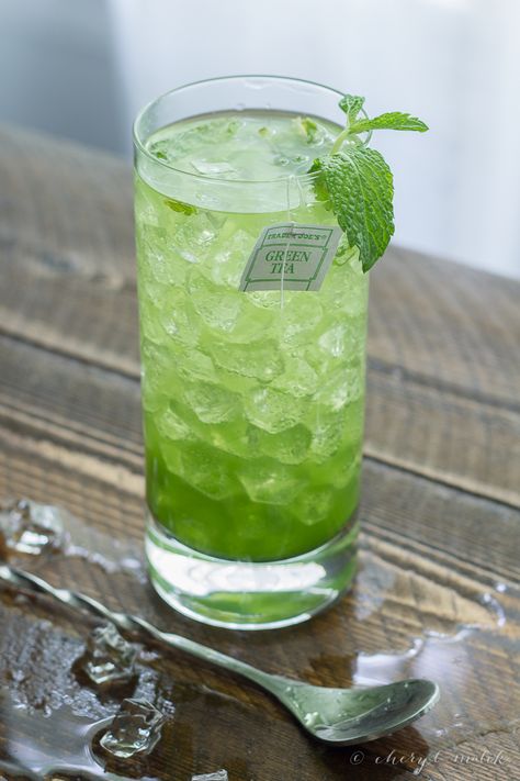 Matcha Mojito - 40 Aprons Matcha Mojito, Green Cocktails, Matcha Drink, Matcha Recipe, Mojito Recipe, Sweet Drinks, Pretty Drinks, Matcha Green, Matcha Tea